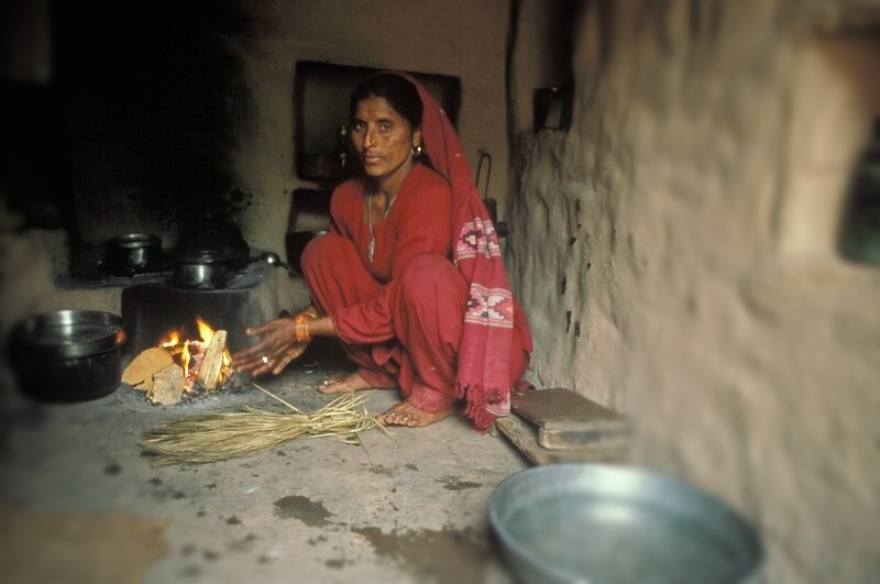 WorldBankIndia's tweet photo. 🤯DYK: 2.6b people—about a third of global population—are still living in #cookingpoverty, meaning they rely on polluting, traditional fuels & technologies to cook their meals.
✅How can we help them transition from #CookingPoverty to #CookingDecency?
https://t.co/LgP41Rh8AQ https://t.co/V8plVqssxv