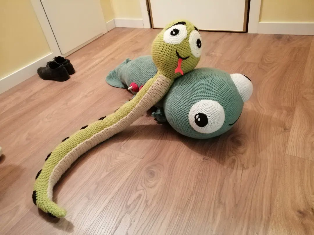 Iberozoajunior's tweet photo. Queremos enseñaros los maravillosos peluches que ha hecho  Rocío con sus propias manos 😍😍. ¡Son obras de arte!
El mejor regalo que podíamos tener, muchísimas gracias 🐸🐍.
Walter y el gallipato y Escalerita la culebra de escalera, dos de nuestras mascotas favoritas ❤️
@iberozoa https://t.co/ofvVTtQ6Na