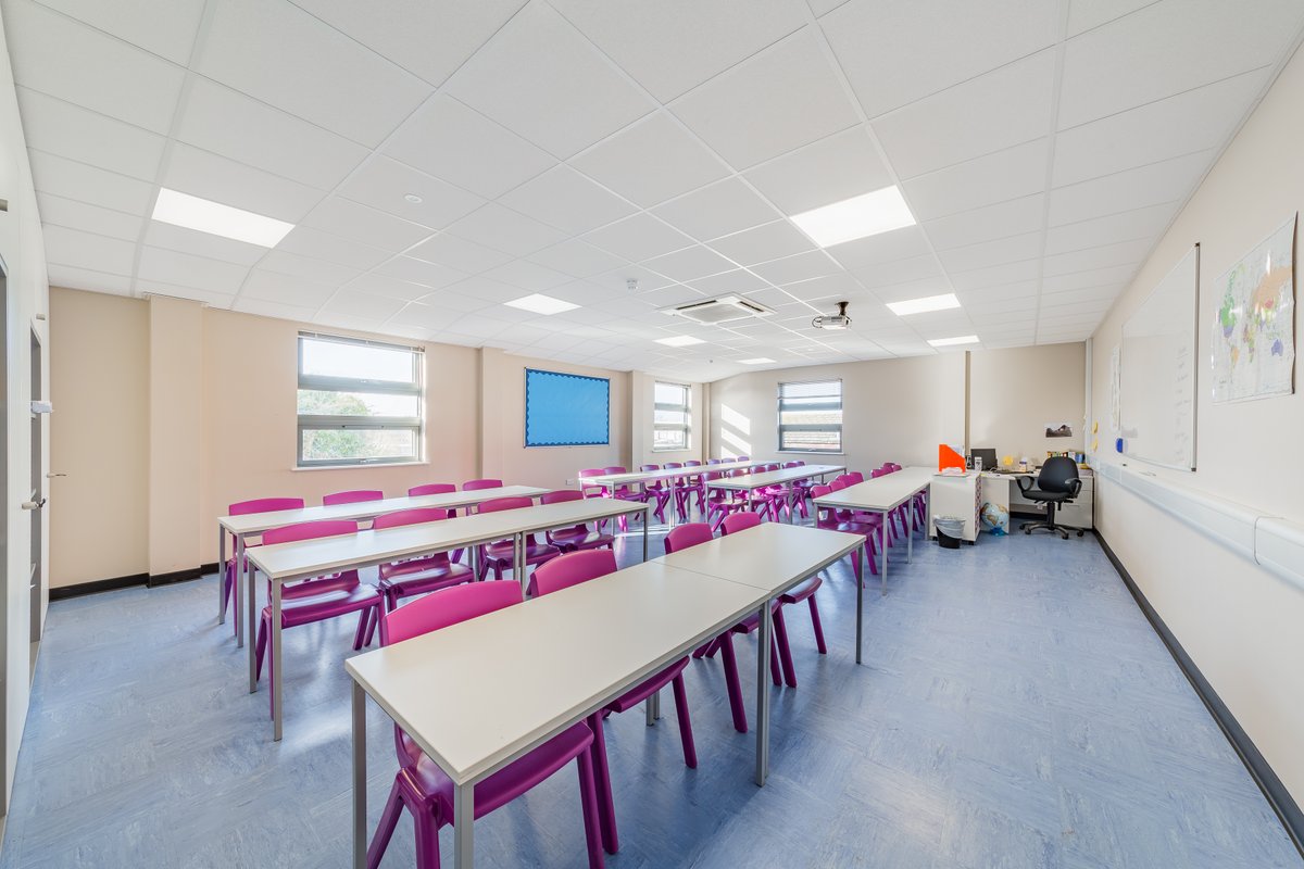 Collinsonplc's tweet photo. π Delivered by our #traditionalconstruction division, this two-storey solution we built for @ChauncySchool houses classrooms, a fitness suite, office space and reception area, as well as changing facilities, sports space and a viewing gallery. A great all round teaching facility https://t.co/wcKvK7oCSW
