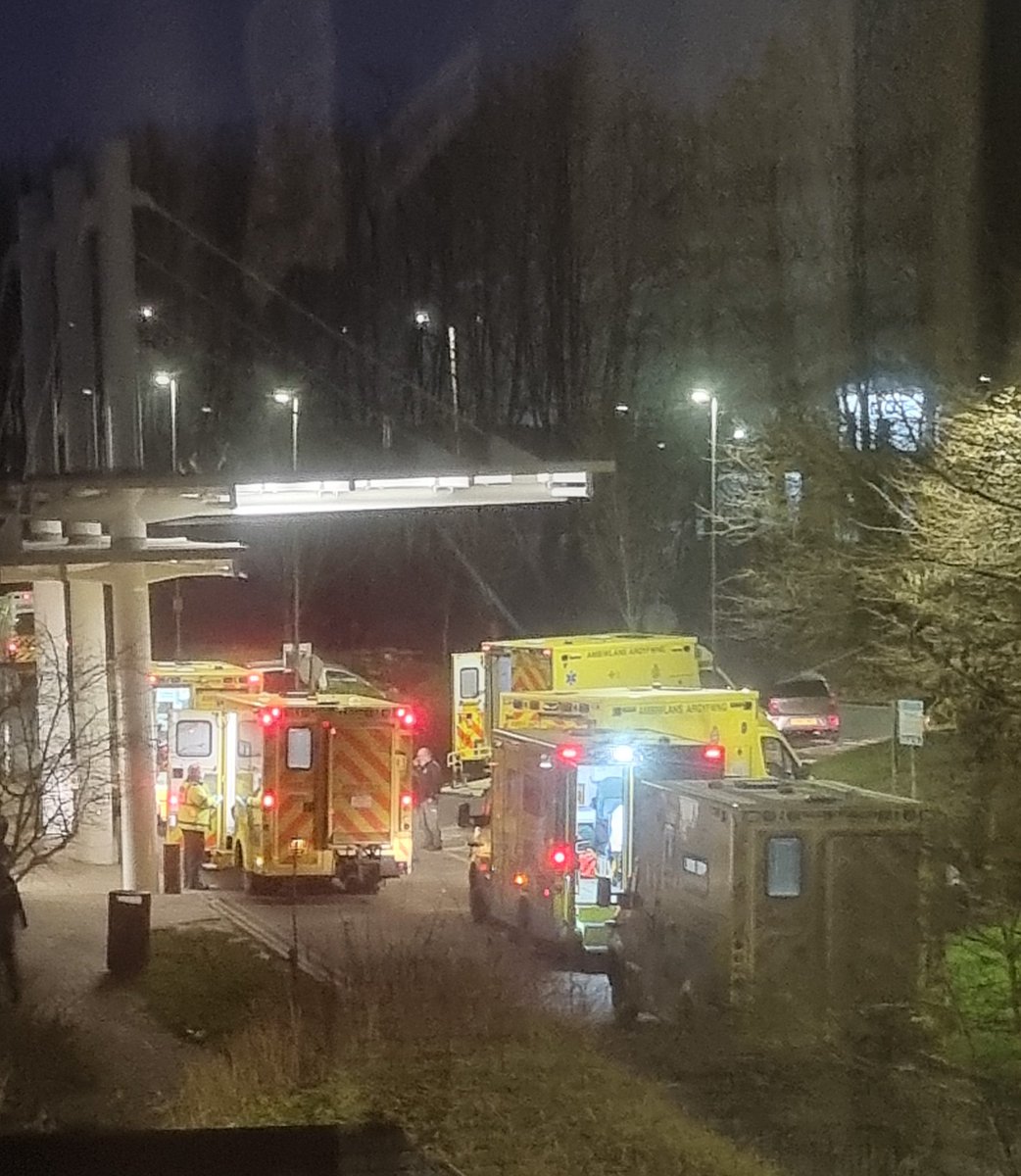 GordonNiaomi's tweet photo. It's like ... come to my hospital @BorisJohnson and whilst your at it pal, bring a bottle of water to hydrate us please, a nurse or 2 and possibly a bed if you can!!! #AnotherDayAnotherLineUp
#AmbulanceLineTriage #Minus3Degrees #PoorPatients
#Wanker #ResignNOW @NurseSayNO https://t.co/XRdSdMnUiI