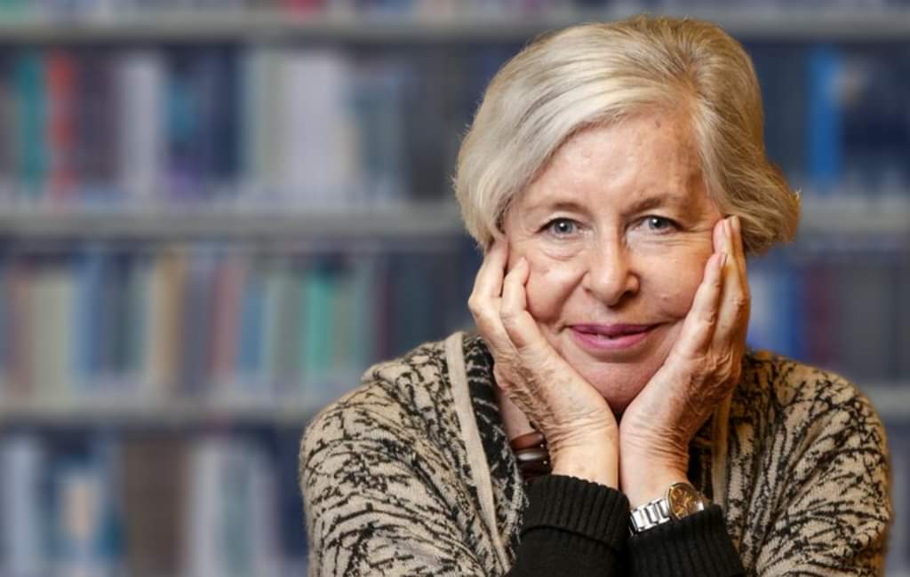 Felicitamos a <a href="/AdrianaValdes8/">Adriana Valdes</a> por el premio del Círculo de Críticos de Arte. El jurado decidió distinguir la obra «Intromisiones» publicada recientemente por Ediciones UDP. Pueden revisar más información sobre este premio aquí: conta.cc/3Gppccm