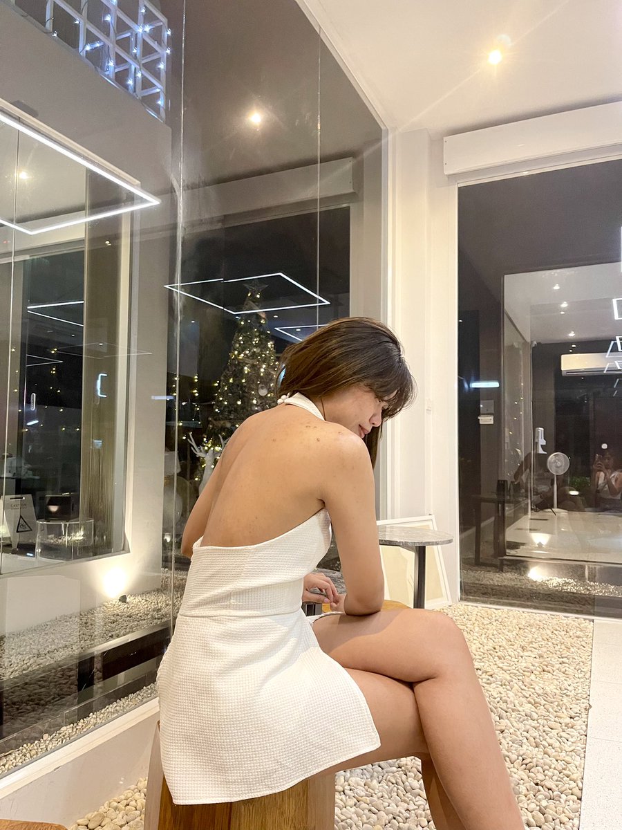 ใครก็ได้ช่วยดีใจกับเราหน่อย เราเป็นคนไม่มั่นใจที่จะเปิดหลังเลยเพราะมีแผลที่หลังและแขนเยอะมาก แต่วันนี้เพื่อนเราเชียร์อัพเราเลยใส่เราเหมือนปลดล็อก ฮื่อออ เราอยากมั่นใจขึ้น เราทำดีแล้วใช่มั้ยคะ