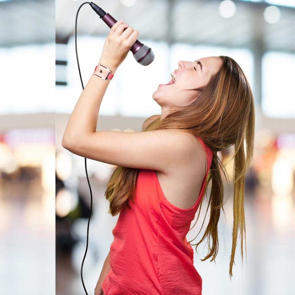 Певица с микрофоном. Человек поет. Женщина с микрофоном. Девушка с микрофоном. Девушка с микрофоном.