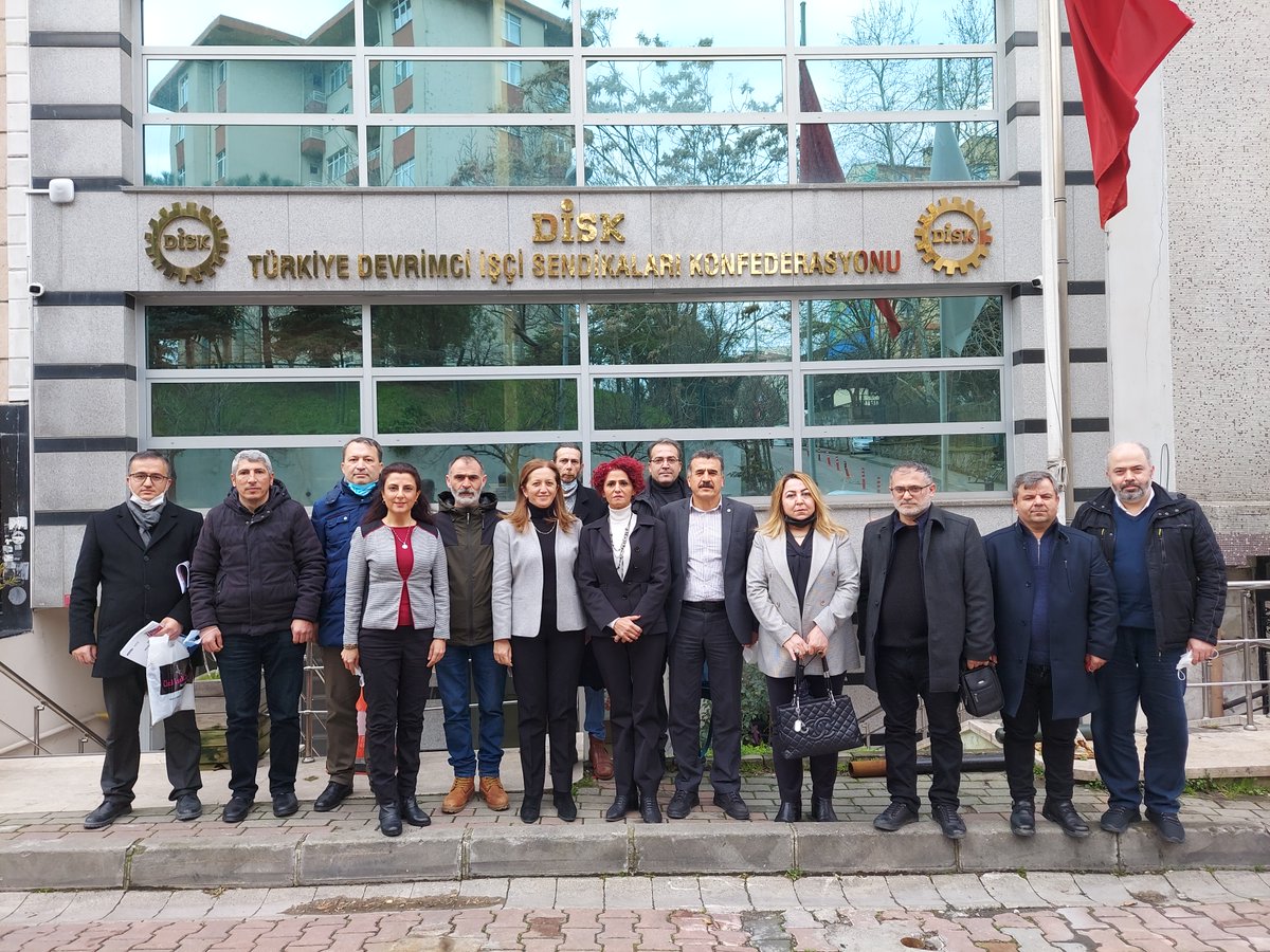 Mücadele arkadaşlarımız, Emeklilikte Yaşa Takılanlar Federasyonu #EYT Yönetim Kurulu Başkanı Gönül Boran ve bölge başkanları Konfederasyonumuzu ziyaret etti.
Emeklilik hakkı için omuz omuza mücadeleye devam!