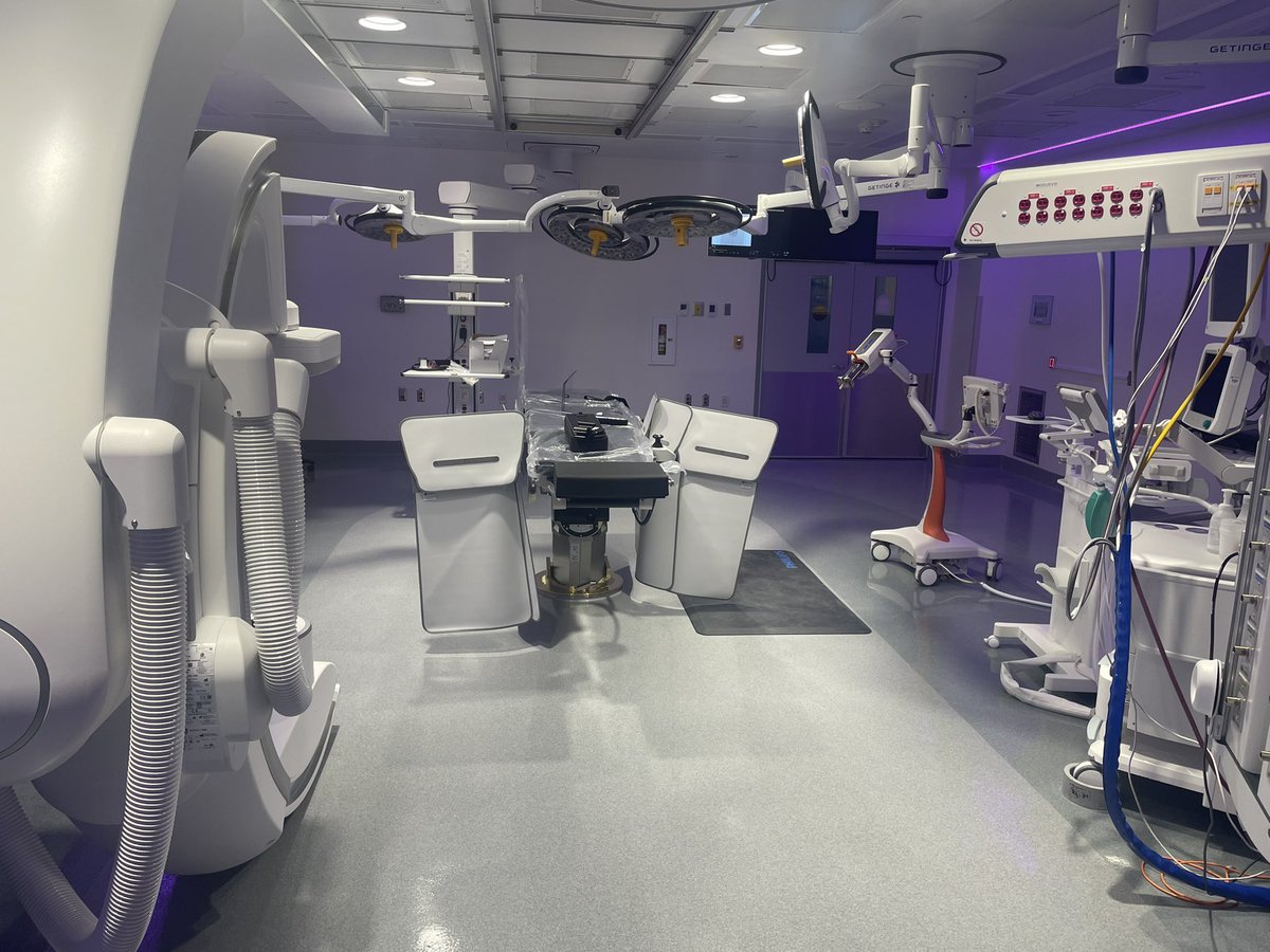 bvanasseldonk's tweet photo. Inaugural case in the @Sunnybrook hybrid OR today. Amazing space with cutting edge technology to help us deliver world class patient care. @UofTVascular @AndrewDueckMD @ahmedkayssi @SavingLegs https://t.co/SeHIo75Pef