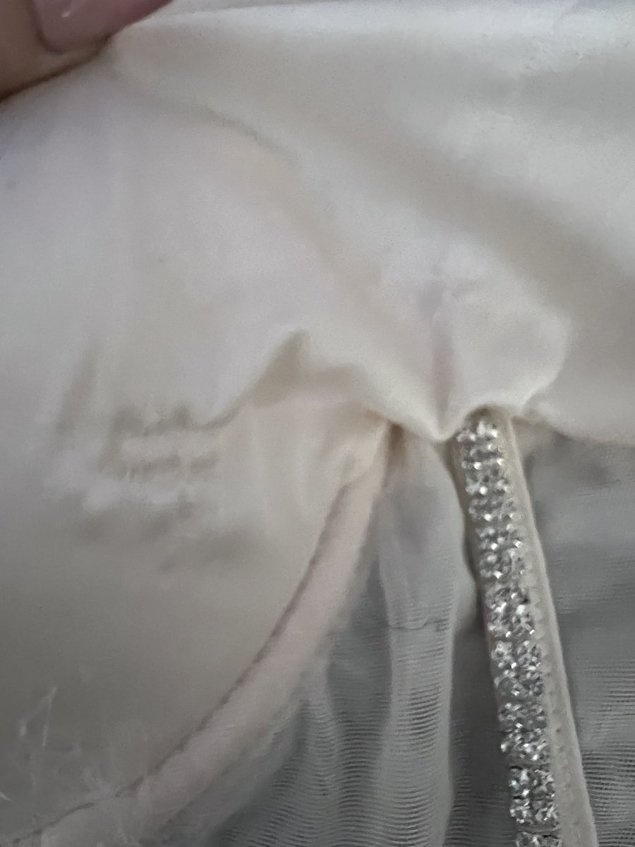 rooroowhitty's tweet photo. @ohpollyhelp so I sent info and still here’d nothing look at this top worn once shocking https://t.co/O9d9PFhtDB