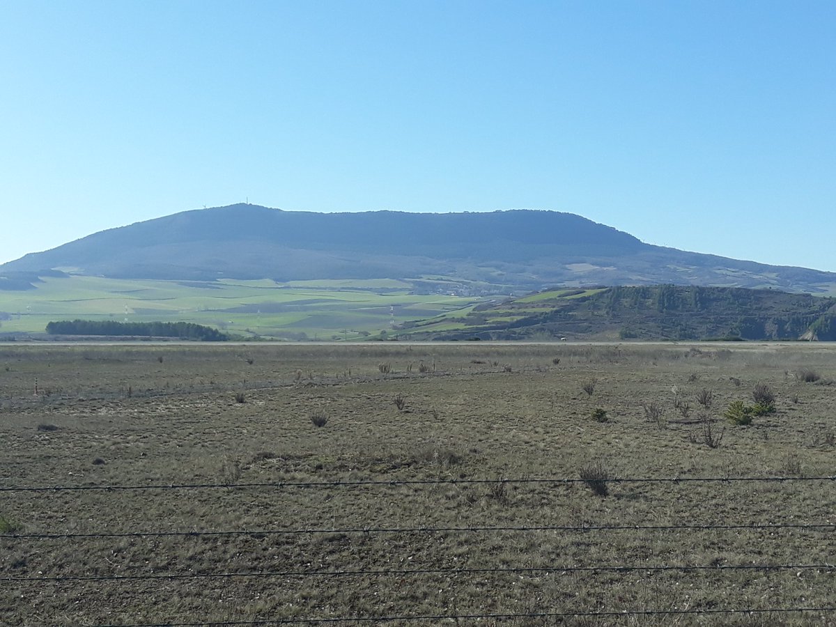 Noainmeteo's tweet photo. Jueves muy soleado en #Navarra tras una mañana muy fría de #heladas generalizadas.
Fotos que me envían de algunos de los montes que conforman la cuenca de #Pamplona.
#HigaDeMonreal
#ElPerdon
#Alaiz
#CabezonDeEtxauri. https://t.co/fhS0x12Co5