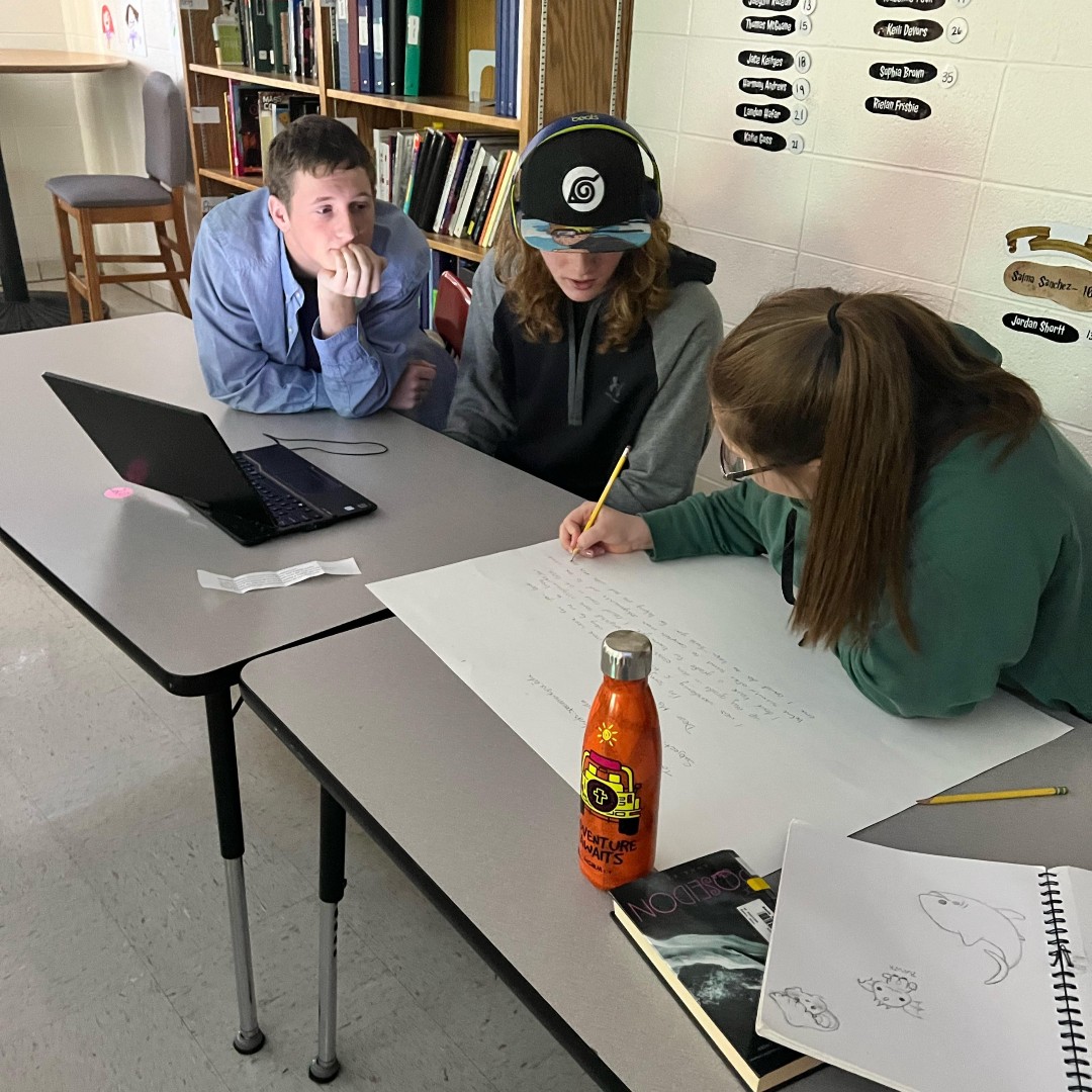 ReedsSpringHS's tweet image. English III students learning about professionalism and email etiquette. #AcademicExcellence #LifeSkills #WolvesAtWork #WordyWednesday #BetterLateThanNever #ONEwiththePACK