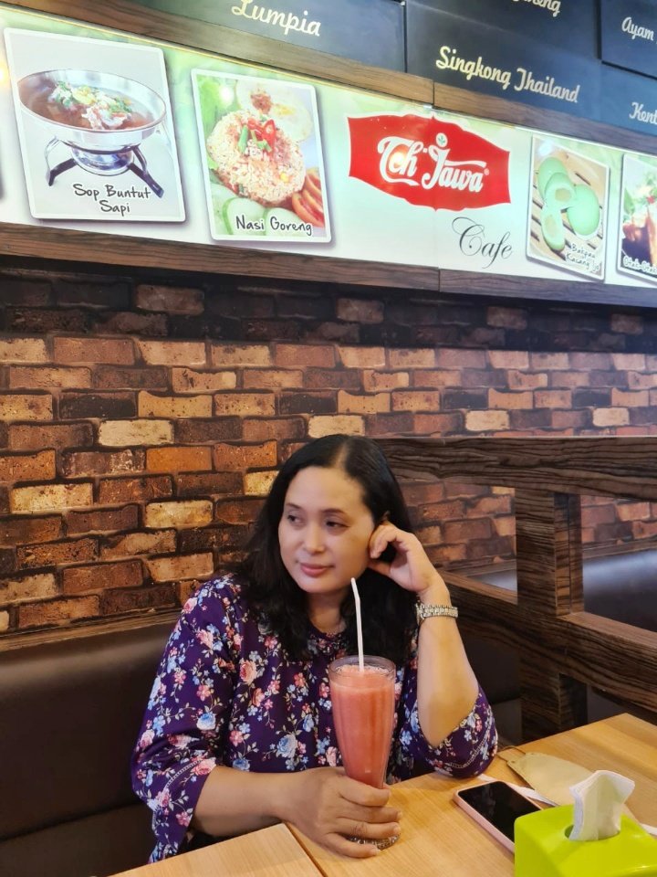 Kalau pura2 bahagia itu mudah
Yang sulit itu kalau pura2 kurus...
Tapi kalau keseringan pura2 bahagia bisa lupa bahagia yang sebenarnya...

Slmt mlm...salam bahagia🙏😊❤