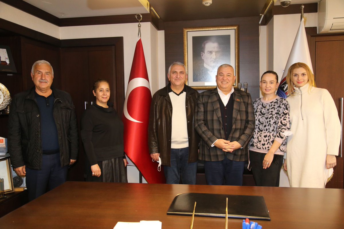 2- Ksenia Deniz Hanımın resmettiği  ve hediye olarak getirdiği Ülkemizin Kurucusu Gazi Mustafa Kemal Atatürk’e ait yağlı boya resmî  bizleri hem sevindirdi hem de duygulandırdı.