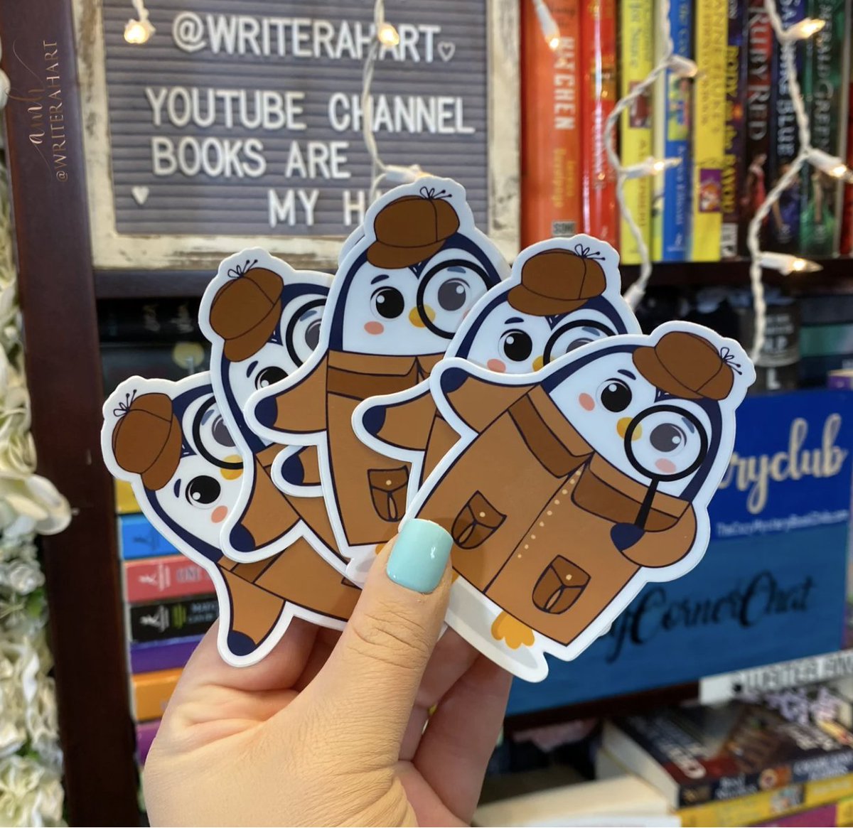 ⭐️✨Happy National Sticker Day✨⭐️
Like &amp; Retweet for Your Chance to Win a Sticker of Our Cozy Companion Casey 📖🔎