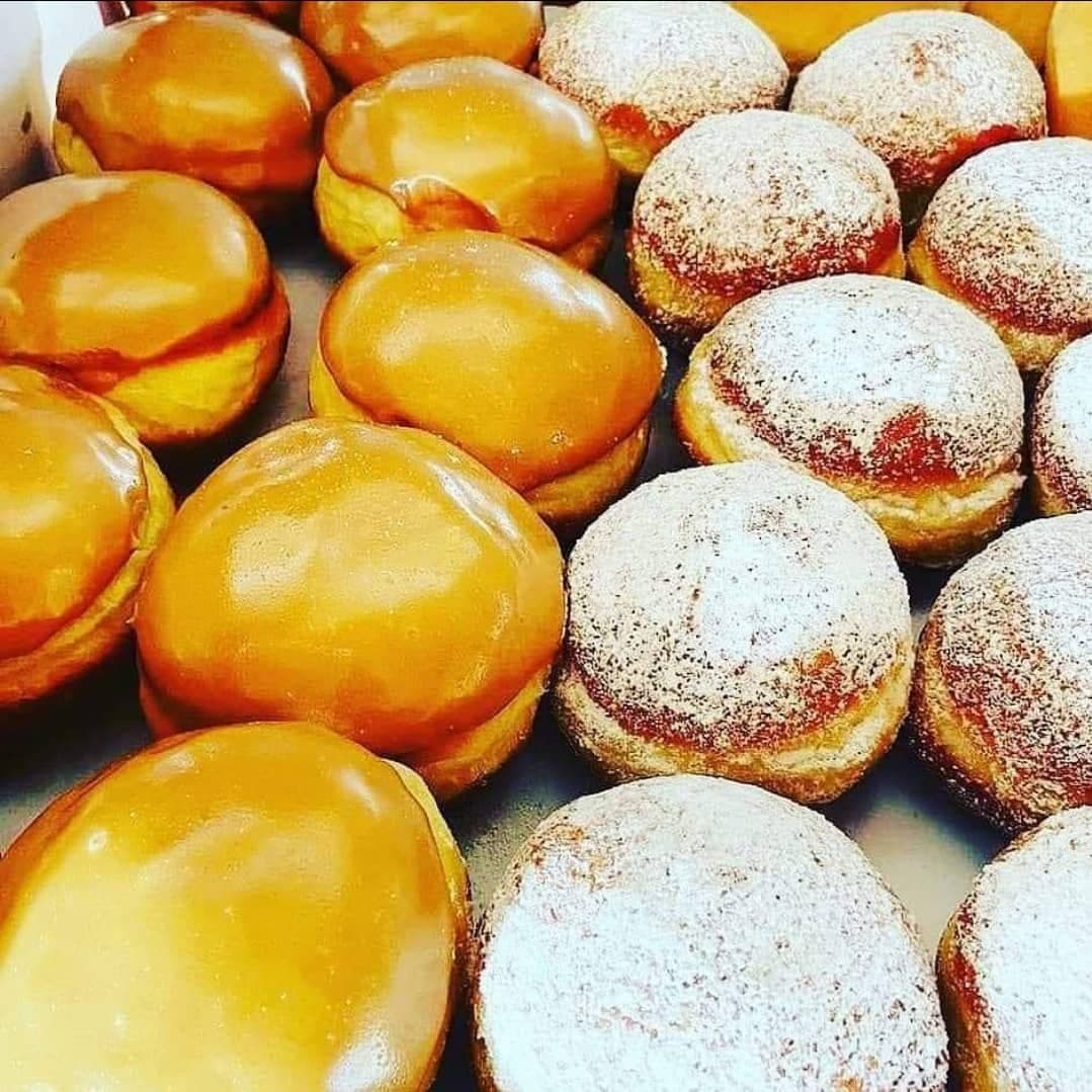 wanderingkitch's tweet photo. A Saturday morning treat?? Come and find us! #doughnuts #cafesoxfordshire #notallwhowanderarelost https://t.co/ZT6lf4Arjg