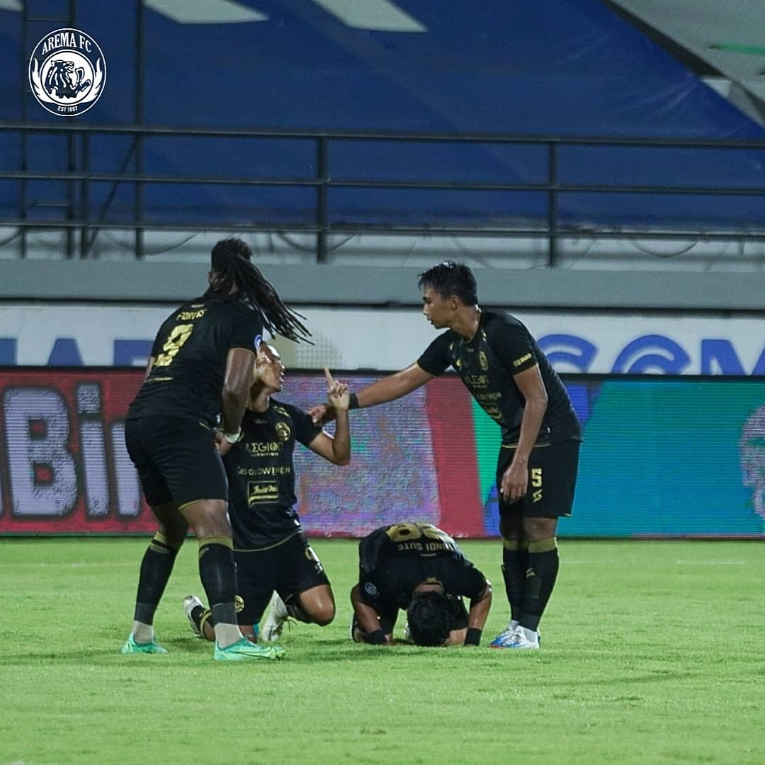 AremafcOfficial's tweet photo. Terimakasih atas nikmat malam ini. 🦁💙

💯😊
#solidarity
#aremafc #aremania #SalamSatuJiwa
#AremaDay #BRILiga1 #AremaFCVsPss #DukungDariRumah https://t.co/vQblHDMC23