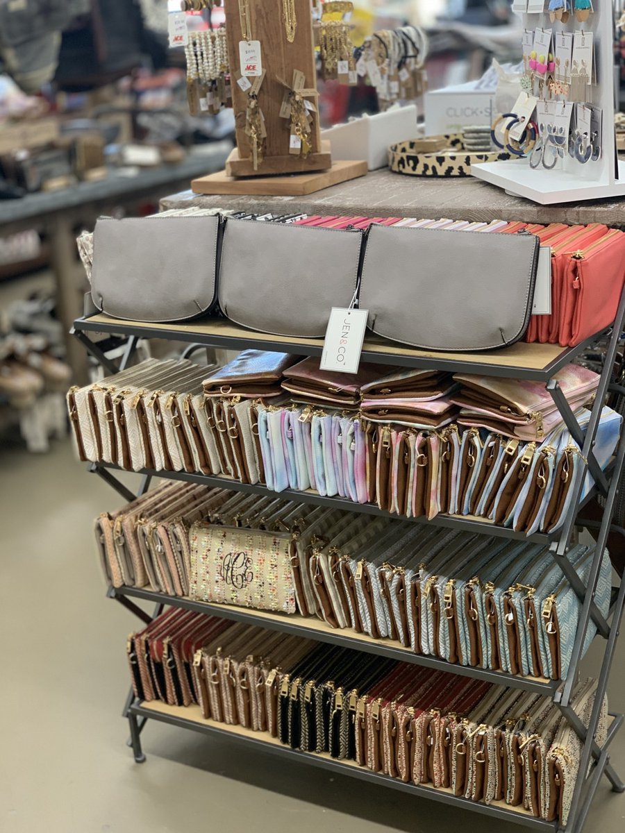 AceofGray's tweet image. Along with our Crossbody Purses we also Restocked our Crossbody Clutches! We have so many NEW colors and patterns to choose from! Stop by and Grab yours for $24.99 and get it monogrammed for $4!😍😜
#TheresNoStoreLikeIt #ShopAceOfGray #MonogramMe #GreatGifts