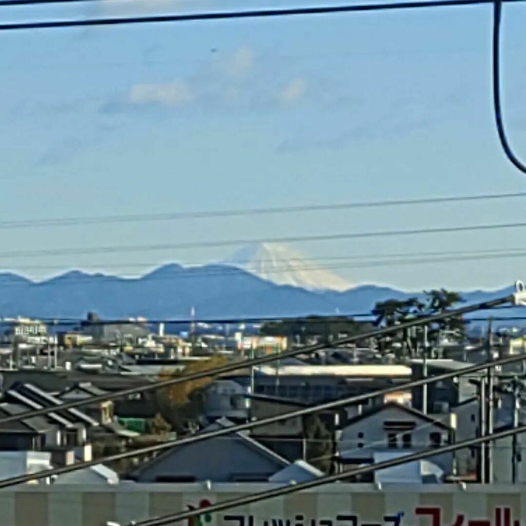 「アポロチョコ」 子供の頃、好きだったなぁ ギザギザのピンクの部分だけ 先に食べてた☺️ 1月12日 白羽ビルからの富士山