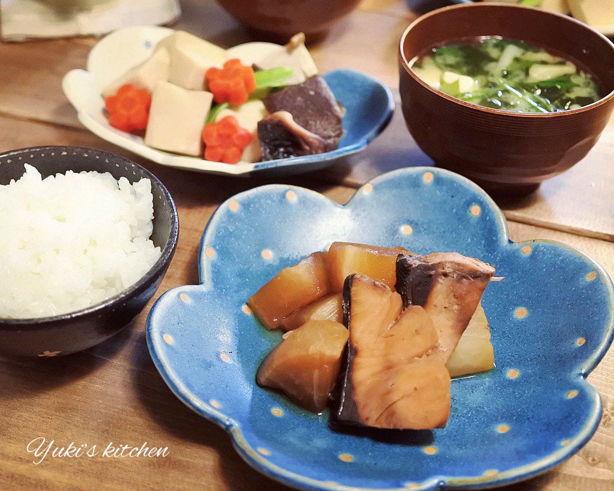 今日のお夕食♡ ❋ ブリ大根 ❋ 高野豆腐と野菜の炊き合わせ ❋ お味噌汁 でしたー(⁎ᐛ⁎)ᒃ 昼間に雪が散らつくほど 寒い福岡です☃️ こんな日は 鍋料理が嬉しいんだろうけど 通常運転の日