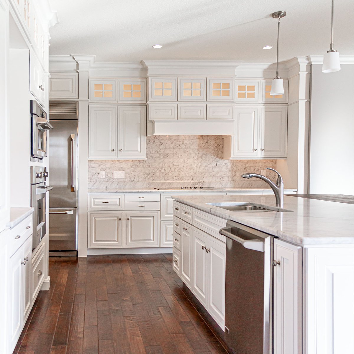 While sticking to a neutral palette with white heavy tones, texture and tonal variations can addd interest and keep the clean farmhouse look!
#kitchen #kitchendesign #kitchendecor #kitchencabinets #kitchencountertops #whitekitchen #granitecountertops #remodeling #home #newhome