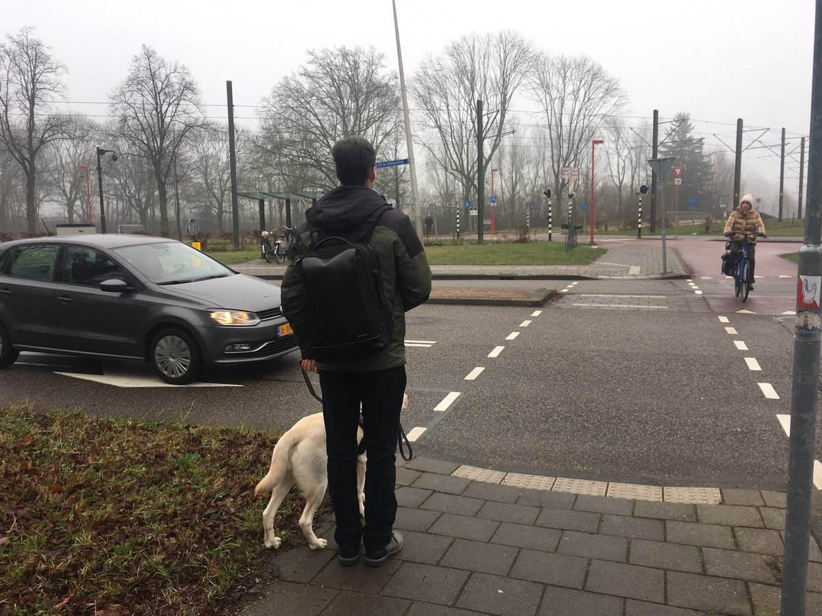 raaijmakersilse's tweet image. Hoe moet @marcelbieman hier veilig oversteken? Hij is blind, werkt op de Kromhoutkazerne maar kan niet zelf met OV naar zijn werk reizen vanwege deze onveilige oversteekplaats 1/