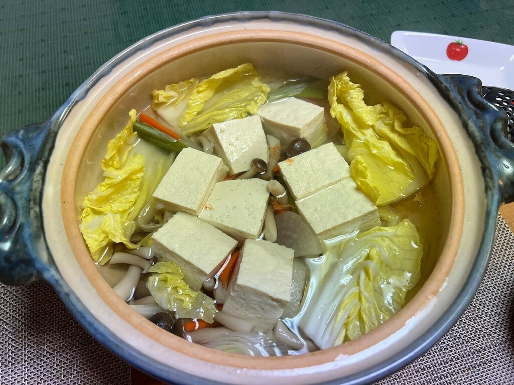 昨日より野菜たっぷりの湯豆腐にしました。 豆腐も白菜も火を通しすぎないのが、美味しく食べるコツ。 https://t.co/SDMvNM2iqM