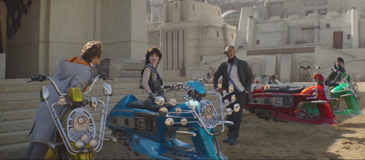 Filthyeye's tweet image. Again, pulled out of the episode by a design choice - this time the Gangs 1950s Toaster Vespas. Shame since the gang members are rad for background characters, especially Yellowjackets actress Sophie Thatcher. #BookofBobaFett #starwars #wtfdesign