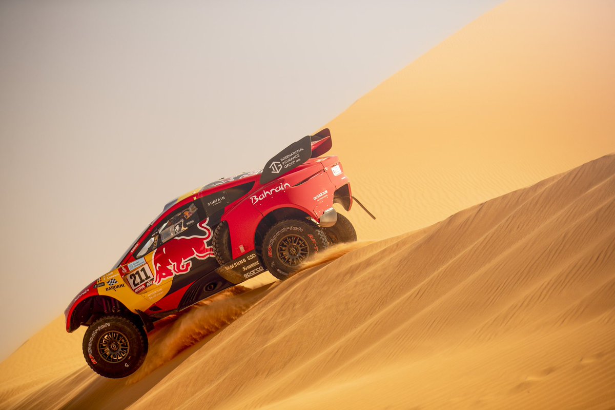 SebastienLoeb's tweet photo. En donnant tout, nous n'avons et nous n'aurons aucun regret ! Ce fut encore le cas aujourd'hui. De leur côté, Nasser et Mathieu gèrent parfaitement leur course mais nous leur mettrons la pression jusqu'à l'arrivée 🏁 

#Dakar2022 #BRX #Prodrive #RedBull #BFGoodrich https://t.co/DckXvjbH3I