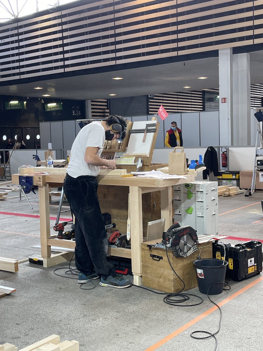 BTPRhone's tweet photo. Formidable vitrine des compétences et de l’excellence #Charpentier #Zingueur #Solier #Miroitier #WSFRFNAT #FinalesNationales #Lyon2022 #batiment #travauxpublics #BTP #TEAMBTP https://t.co/AERdCec7MP