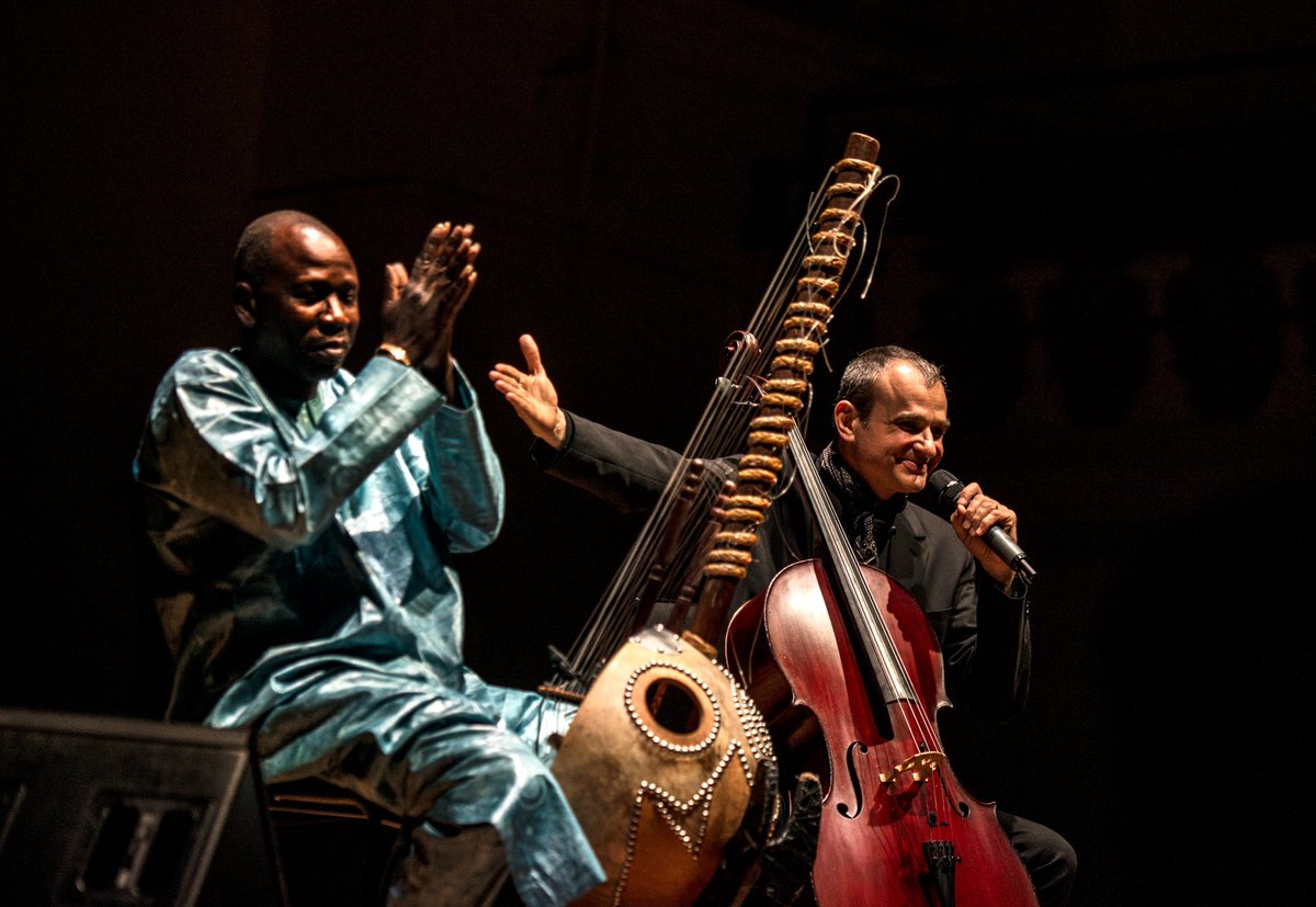RoundhouseLDN's tweet photo. Didn't manage to catch the brilliant Vincent Ségal's interview with on @jazzfm? 🎙️🎧 Catch it here 👉 https://t.co/pmC8iLjlI0 Better yet, catch him and Ballaké Sissoko LIVE right here as part of #InTheRound2022 👉 https://t.co/GV4oE0ikQw https://t.co/CAVVGg2Y1E