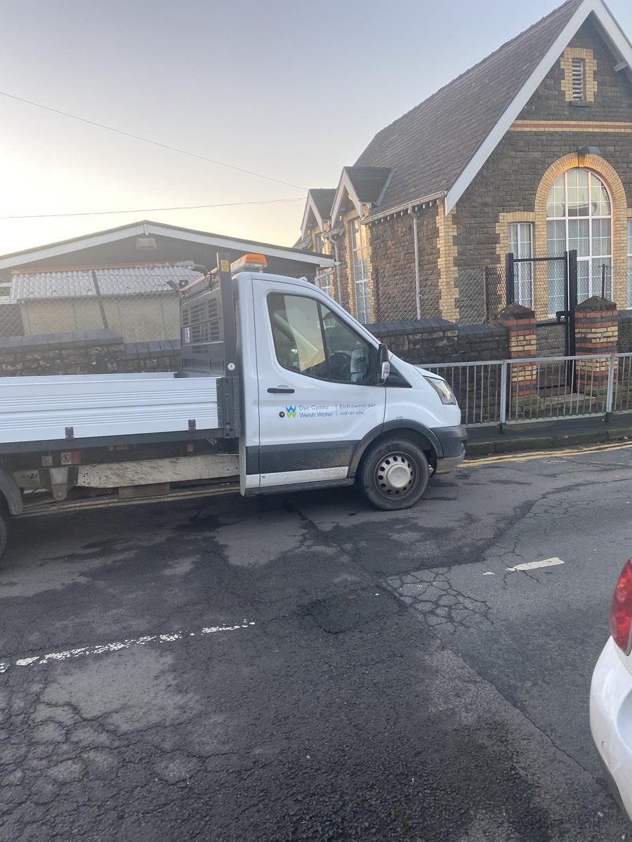 Kev1nGutteridge's tweet photo. @DwrCymru can you tell your drivers to park properly two days in a row now double yellows on Talbot street, Gowerton https://t.co/iKV4hqpBGV