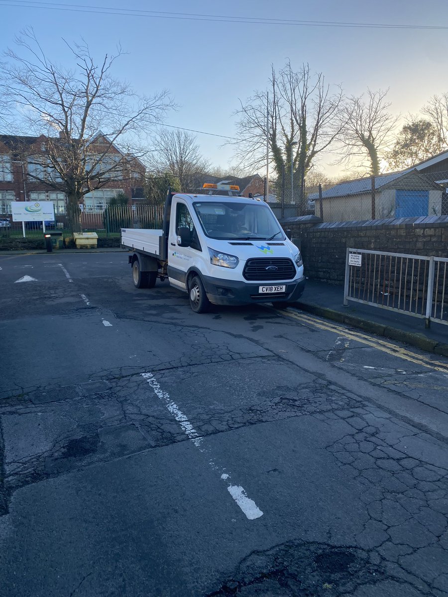Kev1nGutteridge's tweet photo. @DwrCymru can you tell your drivers to park properly two days in a row now double yellows on Talbot street, Gowerton https://t.co/iKV4hqpBGV
