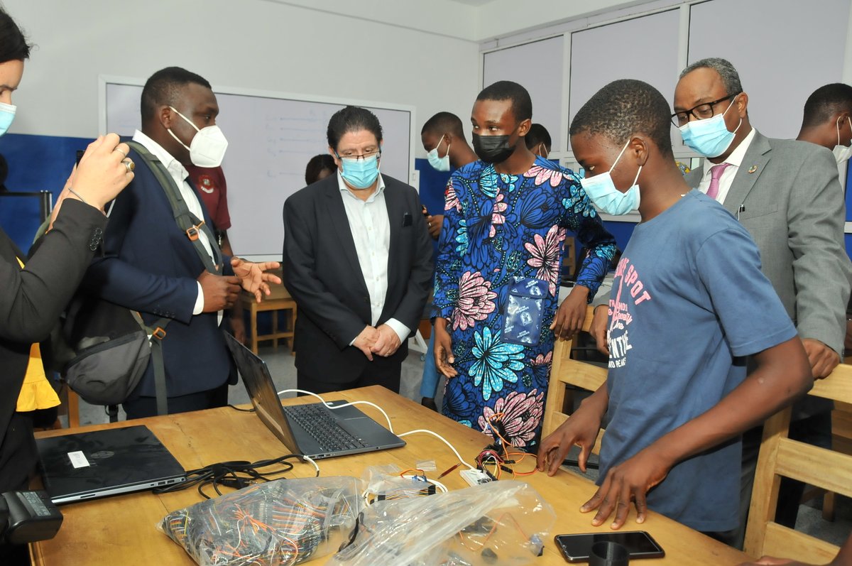 PNUDBenin's tweet image. Après la cérémonie de remise de prix, visite de la salle d’intelligence artificielle (robotique, programmation, machine learning) sous la conduite de Espéran PADONOU, Directeur de la @FondationVallet et du Président de l’ONG @ExcellenceBenin qui a organisé #EEIA2021 #Innov4dev