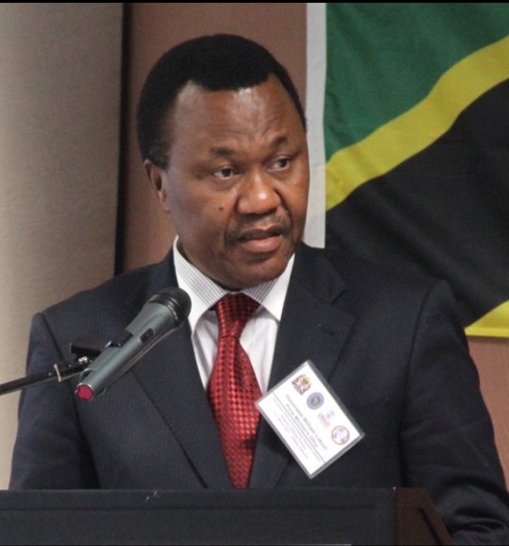 KATAA DHARAU - Unaweza kuishi bila kazi ya Serikali,una umri wa kutetea principle  kuliko chakula. Kwanza kwa umri wako ni lazima utakuwa na masharti ya kula.Kwa hiyo mboga za majani na matango huwezi shindwa.Mtazame Jenerali Ulimwengu/Prof Assad.