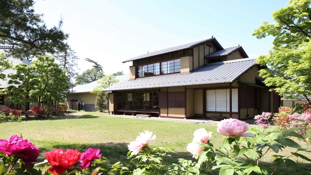 japan's tweet photo. Since 2020, Joetsu, #Niigata Pref.’s #TakadaCastle Ruins Park has been home to the Kobayashi Kokei Memorial Museum, whose award-winning #regionalarchitecture incl. gangi—traditional overhead coverings keeping footpaths snow-free. 
https://t.co/PoD1qnbEdD
#RegionalRevitalization https://t.co/z4a8HqzmOS