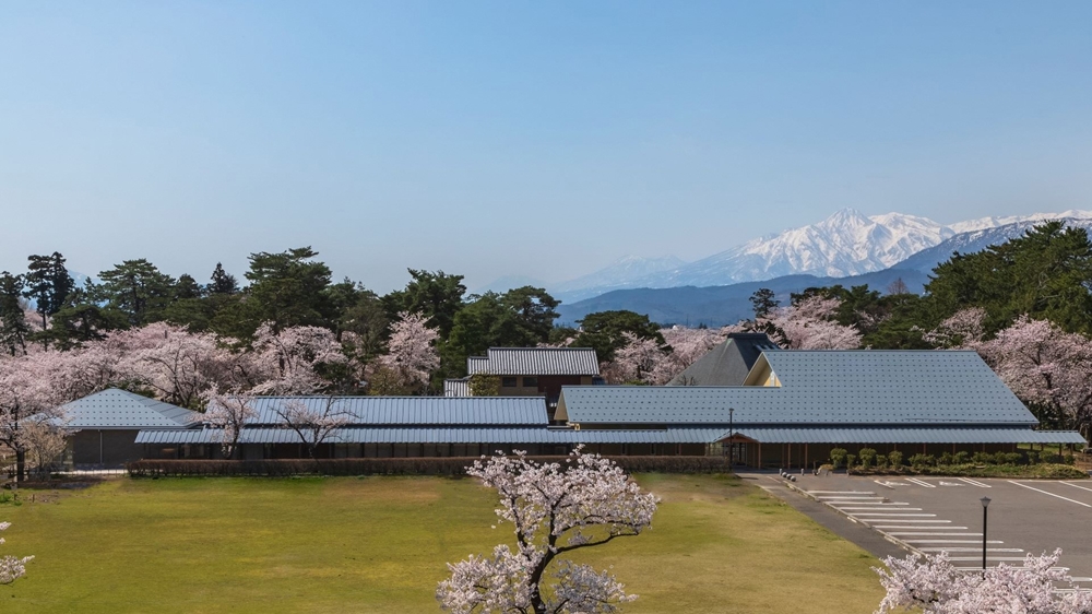 japan's tweet photo. Since 2020, Joetsu, #Niigata Pref.’s #TakadaCastle Ruins Park has been home to the Kobayashi Kokei Memorial Museum, whose award-winning #regionalarchitecture incl. gangi—traditional overhead coverings keeping footpaths snow-free. 
https://t.co/PoD1qnbEdD
#RegionalRevitalization https://t.co/z4a8HqzmOS