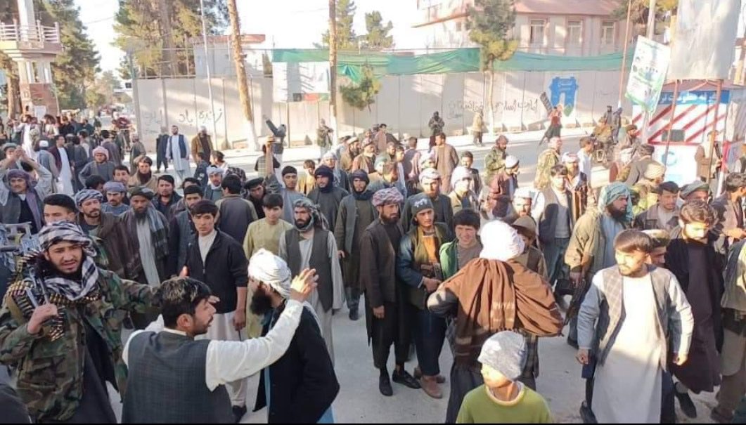 MohebMudessir's tweet photo. Big uprising of people in #Maymana city, north 🇦🇫 against the arrest of Makhdum Alem, an #Uzbek Taliban commender from #Faryab province. Local Uzbeks have disarmed the Pashtun #Taliban & took over the control of the city. Uzbeks are angry about discrimination of Pashtun Taliban. https://t.co/QDJ4QU17wr