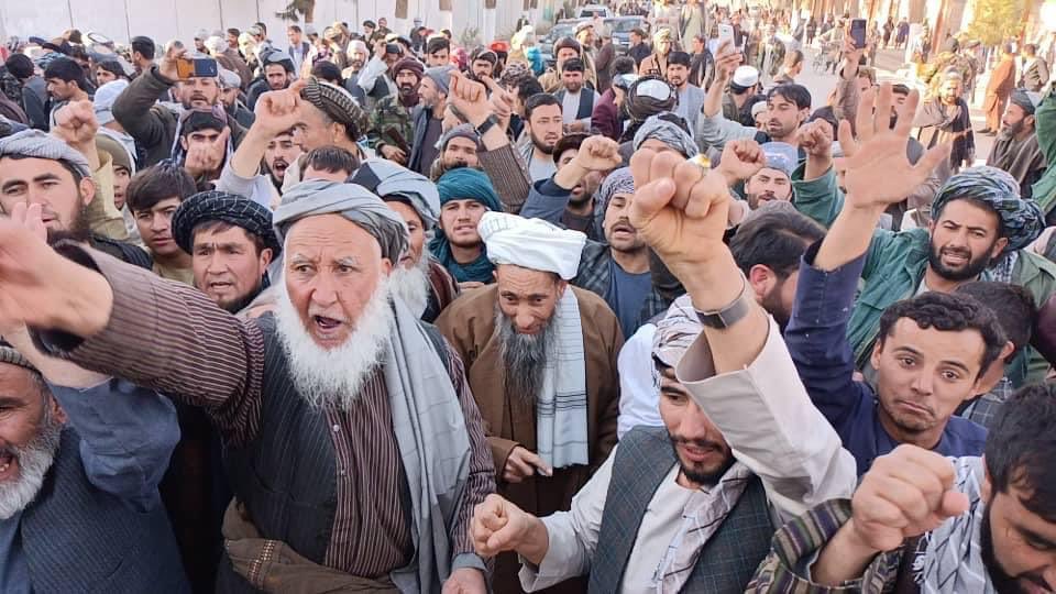 MohebMudessir's tweet photo. Big uprising of people in #Maymana city, north 🇦🇫 against the arrest of Makhdum Alem, an #Uzbek Taliban commender from #Faryab province. Local Uzbeks have disarmed the Pashtun #Taliban & took over the control of the city. Uzbeks are angry about discrimination of Pashtun Taliban. https://t.co/QDJ4QU17wr