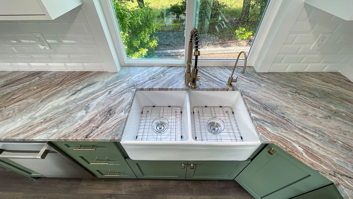 Movable_Roots's tweet photo. We love how this kitchen came together, custom green cabinetry with champagne gold accents. 
The beauty of designing a home to fit the client's wants and needs. #Custom #design #designinspiration #tinyhomeonwheels #builder https://t.co/uhHmiSdmQO