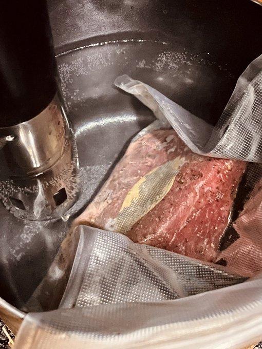 ローストビーフなう
あと二時間くらいかかるやつ 