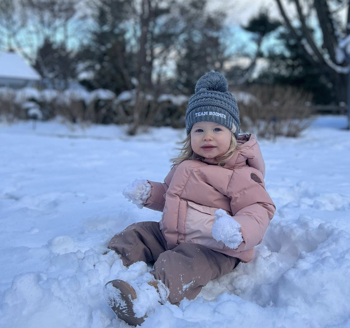 cysticfibrosis's tweet photo. Winnie and @sydneyemartin are gearing up for #winterworkoutweek in their new Team Boomer hats⛄️. Get yours by committing to 1 week of movement and gain access to virtual fitness classes, a nutritional cookbooklet, and more! 

Register today: https://t.co/w7liSeNdzU https://t.co/hxM3byupqd