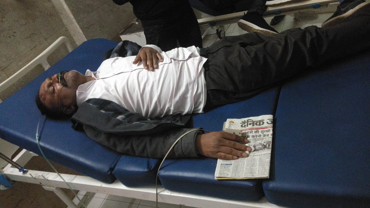 संसद <a href="/CPChoudharyAJSU/">Chandra Prakash Choudhary</a>  के लोगो ने ठेकेदार से जबरन पैसो की मांग की और बात न बनने पर ठेकेदार को घेर कर बिच रोड जानलेवा हमला किया गया | ठेकेदार के साथिओ ने गुंडों से बचाकर हॉस्पिटल में किया भर्ती हालत गंभीर | 
<a href="/HemantSorenJMM/">Hemant Soren</a>  <a href="/JharkhandPolice/">Jharkhand Police</a> 
 <a href="/jhar_governor/">Governor of Jharkhand</a>  <a href="/DC_Ranchi/">DC Ranchi</a> <a href="/PMOIndia/">PMO India</a>