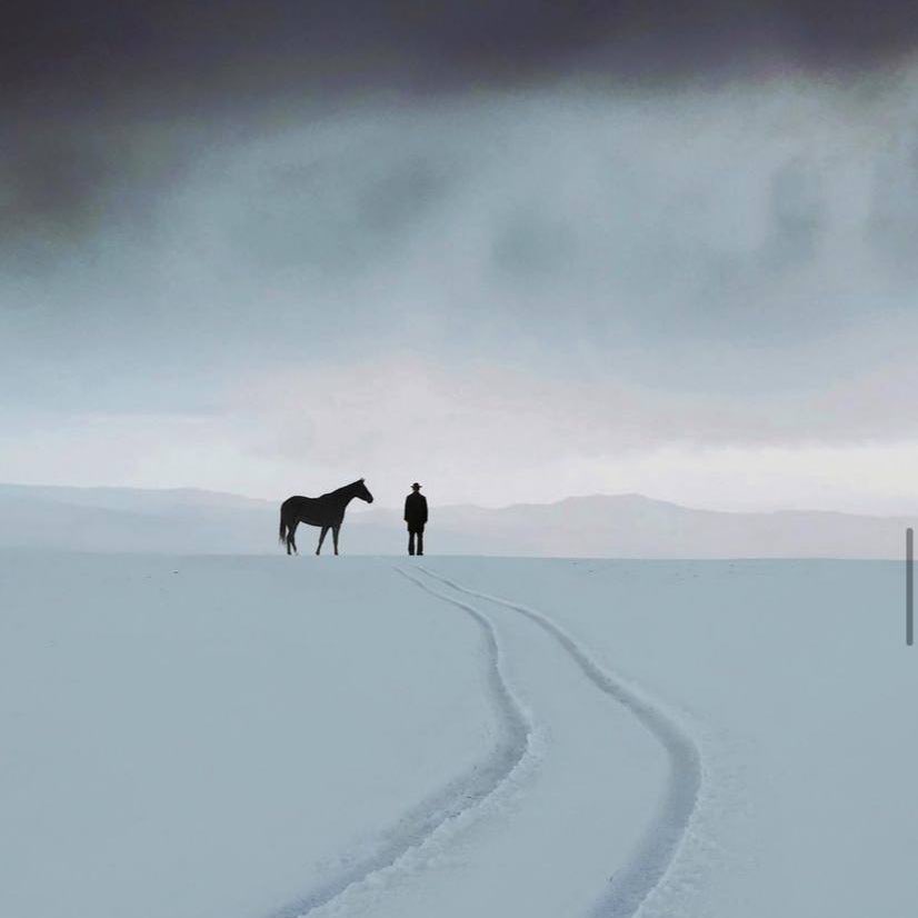 Görk; güzellik, gösteriş demek. Görklü güzel ve gösterişlidir. 

Unutulmuş eski sözcüklerimizdendir. Kökü gör- kelimesine uzanan sözcük, görkem ile akraba.