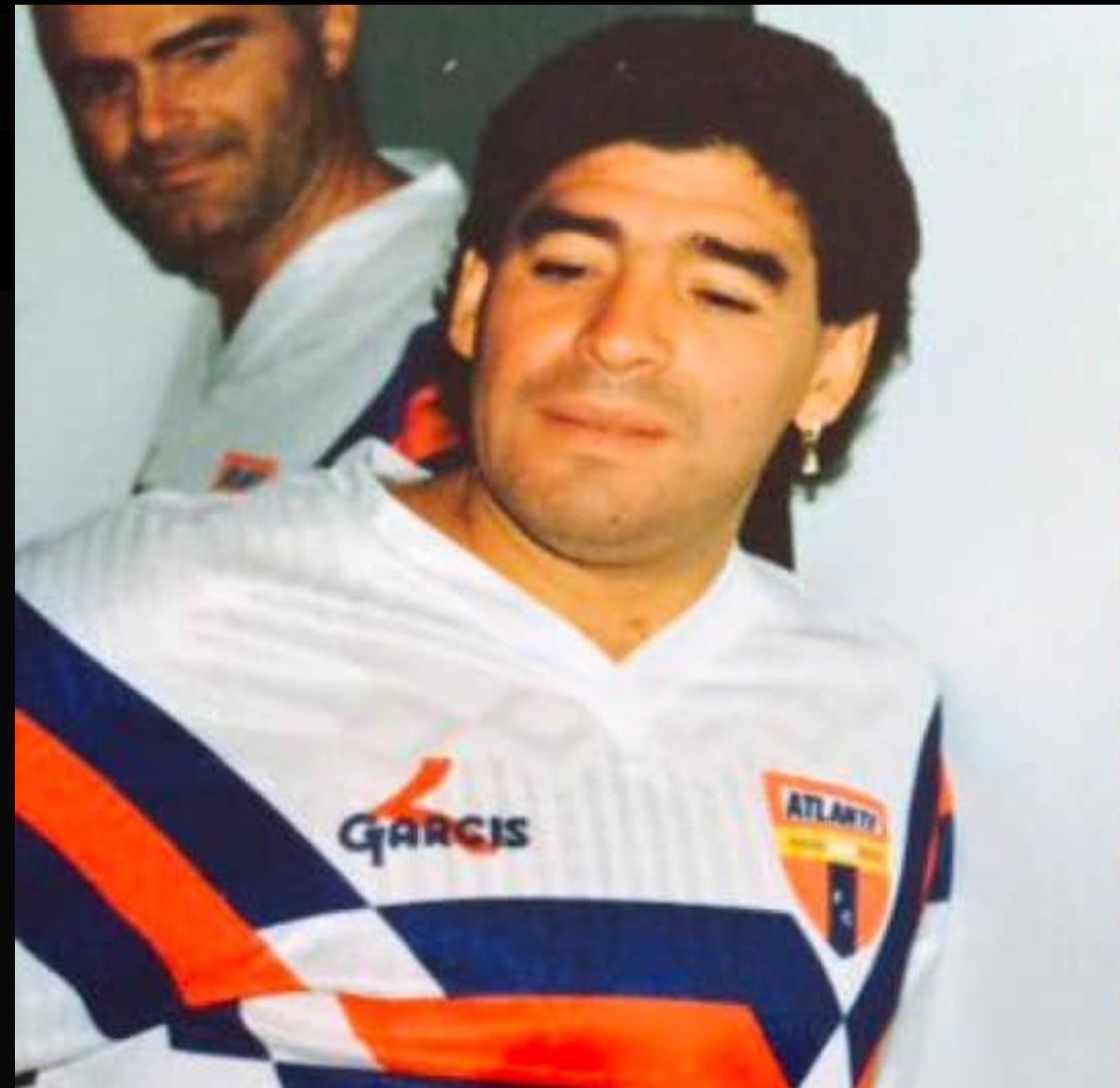 jagrfutbol's tweet photo. El más grande , con la playera azulgrana ,atrás saul lizaso .
Garcis una marca con historia. https://t.co/0wBiiFK6IV