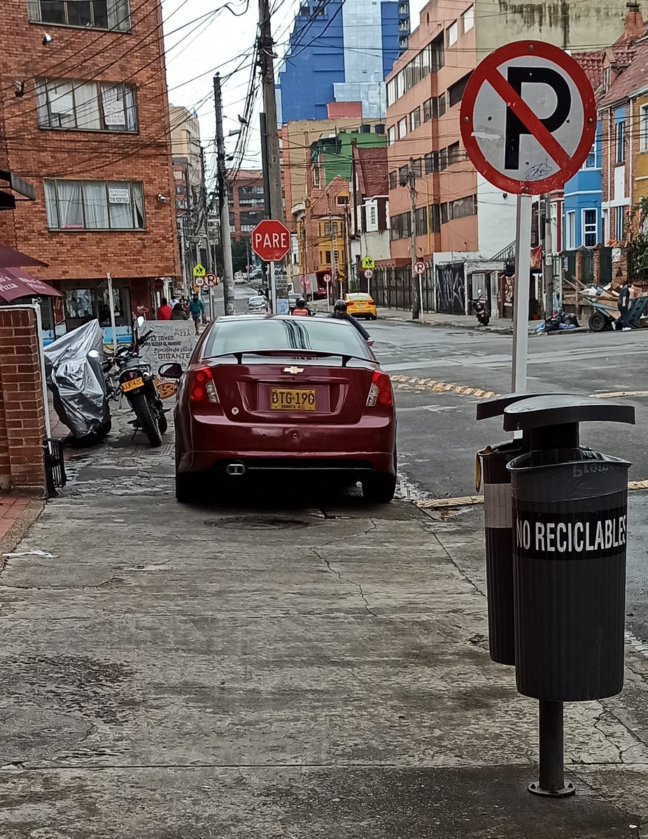 ViziondCiudad's tweet image. La falta de conciencia
De pedagogía
Y mayor presencia de @SectorMovilidad @TransitoBta en las calles
Lleva a que los @AndenesBogota @AndenParaPeaton sean vandalizados e invadidos por los conductores (hay andenes que resultan rotos porque no soportan el peso de los autos)