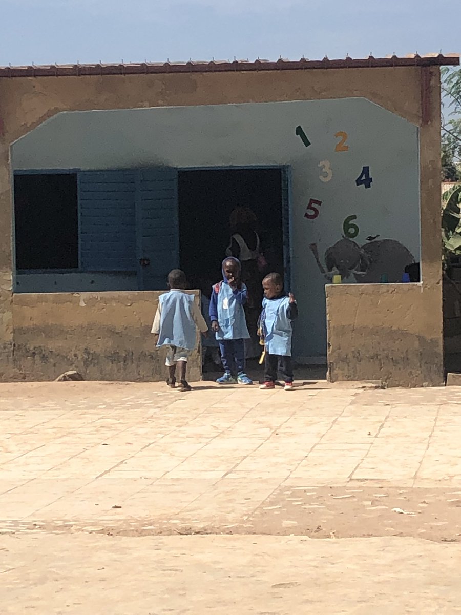 De AnnaHinkemaSchool groeit verder. De eerste steen van de aanbouw van 2 lokalen van de kleuterschool in Kafountine is gelegd! Nu bezig met het sponsorbord! <a href="/PssndOnderwijs/">Opleiding Leidinggeven aan OOP</a> <a href="/kentalis/">Koninklijke Kentalis</a>