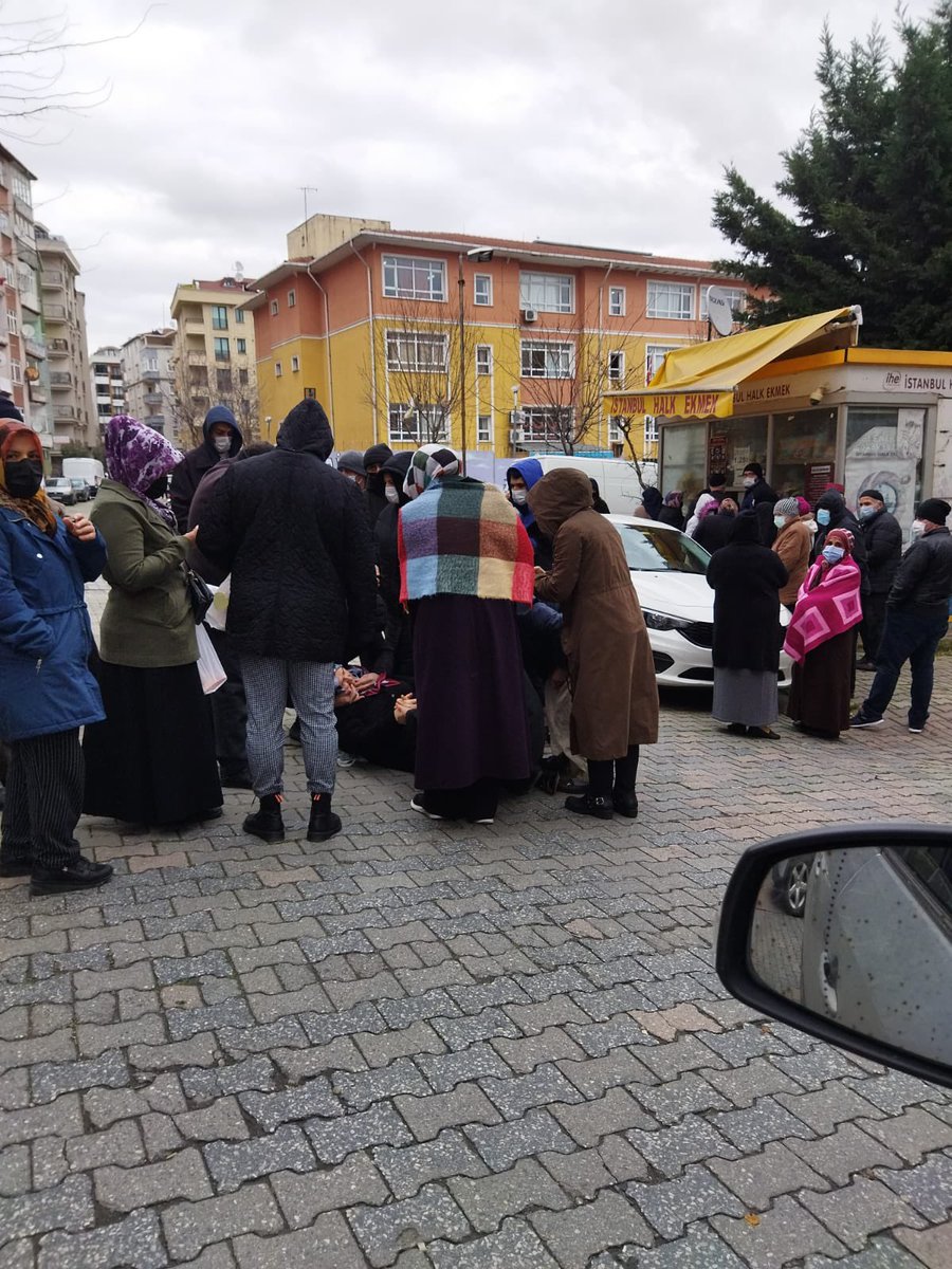İstanbul Bahçelievler’de ekmek kuyruğunda bekleyen yaşlı bir kadın bayılarak yere yığıldı. Soğukta ucuz ekmek için sıra bekleyen yurttaşların bayılan kadına yardım ettiği görüldü.
#Geçinemiyoruz