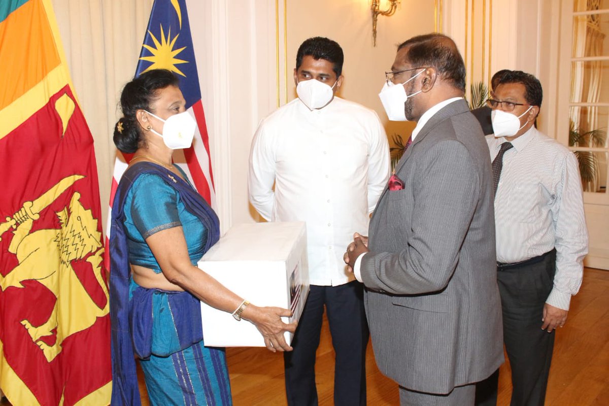 MFA_SriLanka's tweet photo. 🇱🇰 Foreign Secretary Colombage handed over to State Minister Channa Jayasumana a consignment of oxygen concentrators, COVID19 test kits and Oxygen masks donated by Sri Lanka Buddhist Community in 🇲🇾 Malaysia coordinated by Ven Datuk Kirinde Dhammarathana Thero

#DiplomacyLk #lka https://t.co/LkaRfvszVk
