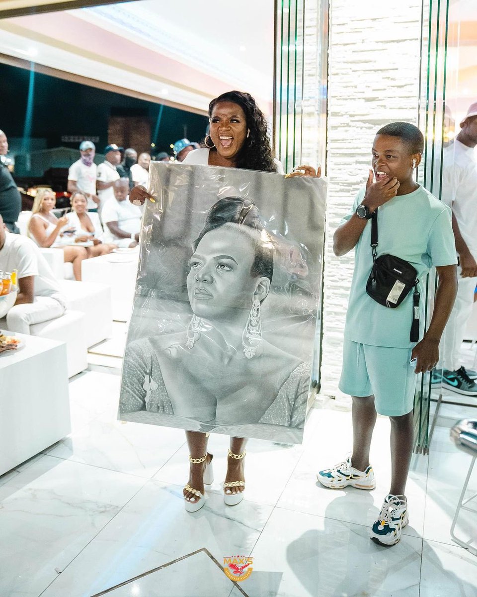 LeftHandBoySA's tweet photo. Going to miss this portrait 🤌🏼🔥

#art #drawing #Mamkhize #casspernyovest https://t.co/M4L89fpKIQ
