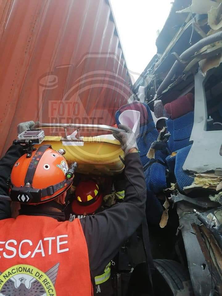 Freportexalapa's tweet photo. ADO se impacta contra un tráiler; dos muertos y varios lesionados 

Perote,Ver.13/01/2022.-Un hombre y una mujer fallecieron esta mañana   en un accidente carretero, registrado sobre la autopista Xalapa-Perote con dirección a la capital.
Leer más.
https://t.co/RPNim2rwWw https://t.co/xgvreGf0X2