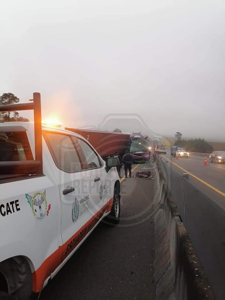 Freportexalapa's tweet photo. ADO se impacta contra un tráiler; dos muertos y varios lesionados 

Perote,Ver.13/01/2022.-Un hombre y una mujer fallecieron esta mañana   en un accidente carretero, registrado sobre la autopista Xalapa-Perote con dirección a la capital.
Leer más.
https://t.co/RPNim2rwWw https://t.co/xgvreGf0X2