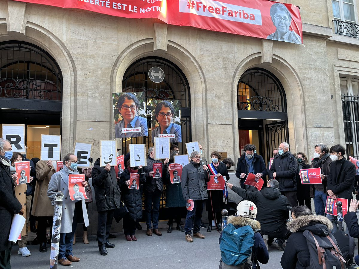 sciencespo's tweet photo. #FreeFariba Rassemblement devant le 27 rue Saint-Guillaume en soutien à notre amie et collègue Fariba Adelkhah détenue en Iran depuis juin 2019.
Nous appelons à sa libération inconditionnelle. https://t.co/lnqX95GWSx