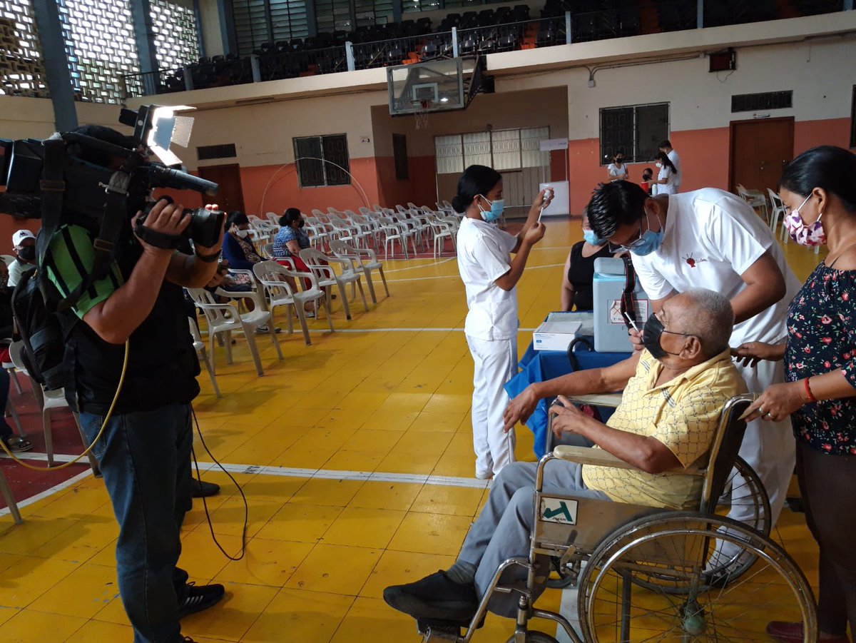 Salud_Guayas's tweet photo. #AHORA | Responsable de Provisión de Salud del Distrito 09D01,  informa a la comunidad a través de @Teleamazonasec, sobre el #PlanVacunación, cumplimiento de acciones en territorio y  medidas de bioseguridad.
#DileSíALaVacuna https://t.co/M7FN0g2NpO